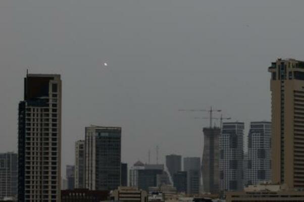 　上空にイランのミサイルが探知されたイスラエル中部テルアビブ＝１日（ゲッティ＝共同）