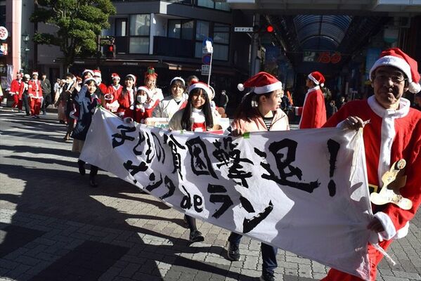 サンタクロースなどに仮装しＰＲ活動を行う参加者たち＝１７日午後、宇都宮市内