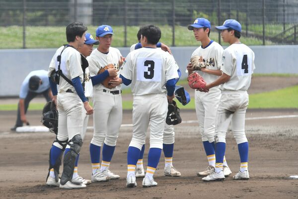 ２回１死一、二塁のピンチでマウンドに集まる白鴎足利の選手たち＝東京都昭島市のＳ＆Ｄ昭島スタジアム