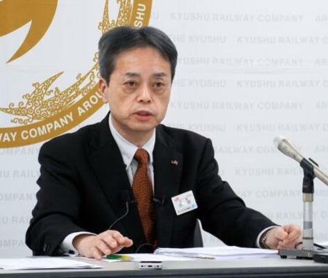 　記者会見するＪＲ九州の古宮洋二社長＝２６日午後、福岡市