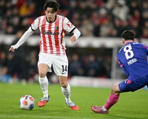 　マインツ戦で競り合うフライブルクの鈴木唯＝フライブルク（共同）