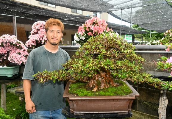大阪・関西万博に出展した「白玲」と福田洋一さん＝11日午後、鹿沼市茂呂