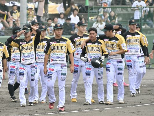 決勝でコールド負けを喫し、肩を落とす栃木ＧＢナイン＝小山運動公園野球場
