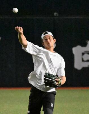 　キャッチボールするソフトバンクの今宮＝１３日、みずほペイペイドーム