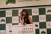 表彰式であいさつする五月女さん