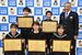 感謝状を受け取った志村さん（前列中央）と中学生ら