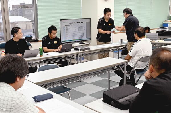 県サッカー協会事務所で行われたＵ－10選手権大会の抽選
