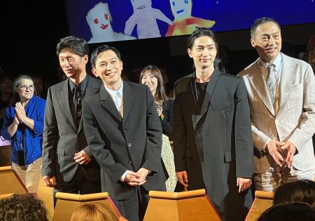 　「国宝」上映後、観客の拍手に応える（手前左から）李相日監督、吉沢亮、横浜流星、渡辺謙＝５月１８日、フランス・カンヌ（共同）