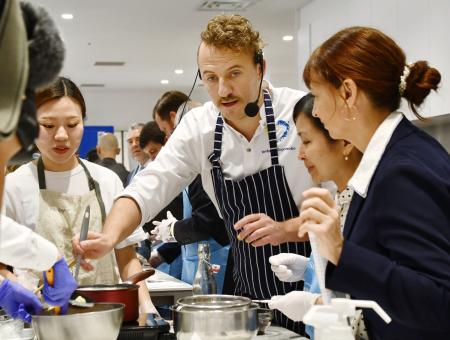 ウクライナ料理を作るエウヘン・クロポテンコさん(左から2人目)と参加者ら=21日、東京都千代田区