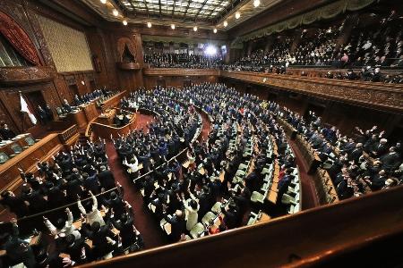 　通常国会の冒頭、衆院が解散され本会議場で万歳する議員＝１月23日