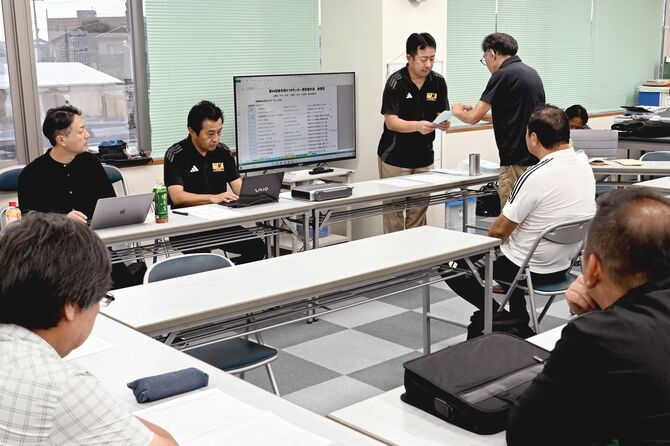 県サッカー協会事務所で行われたＵ－10選手権大会の抽選