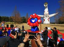 万博記念公園にミャクミャク像