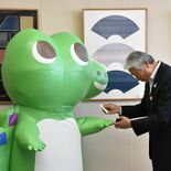 金融庁キャラクターが知事に「こんにちワニ」　金融経済教育をPR
