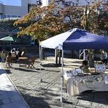まちかど広場を居心地のよいラウンジに　宇都宮で実験　人工芝や丸テーブル…