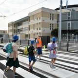 軌道またいで登下校、保護者ら不安　ＬＲＴ最重要課題は安全対策
