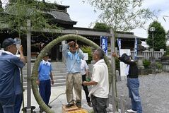 鹿沼の今宮神社で茅の輪作り
