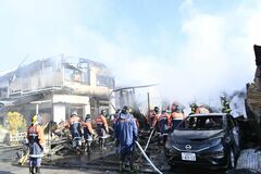 宇都宮の住宅で火災　木造２階建て家屋２棟を全焼