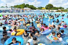 栃木県梅雨明け　平年より３日遅く　真岡の一万人プールにぎわう