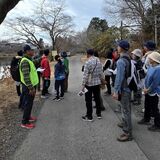 往時の石材輸送に思いはせる　鹿沼で軌道跡たどる散策ツアー　26人が15キロ歩く