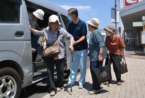 デマンド型交通サービスを利用する高齢者