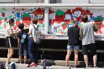 市庁舎にいちご描く