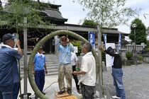 鹿沼の今宮神社で茅の輪作り