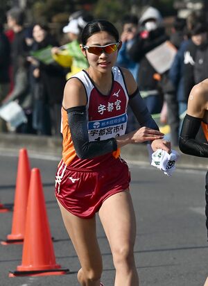 たすきを手に走り出す宇都宮Ａの山田＝壬生町