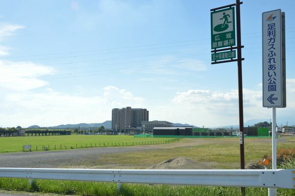 建設候補地として挙げられた旧競馬場跡地。奥に足利赤十字病院が見える