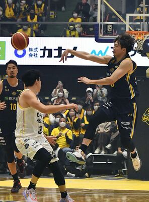 第２クオーター１分、速攻からパスを出すブレックスの比江島（右）＝ブレックスアリーナ宇都宮