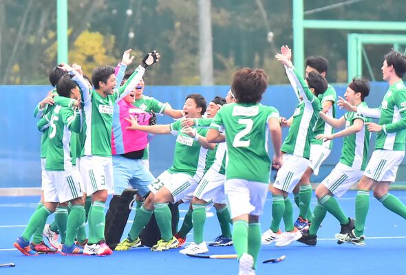 リーグ２連覇を決め歓喜の輪をつくるリーベ栃木の選手たち＝今市青少年スポーツセンター人工芝競技場