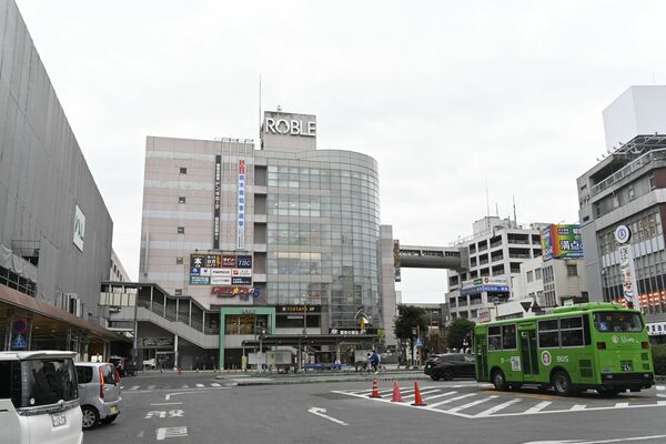 2028年度末までに閉鎖する方針が決まっているロブレ（中央）＝５日午後、小山市中央町３丁目