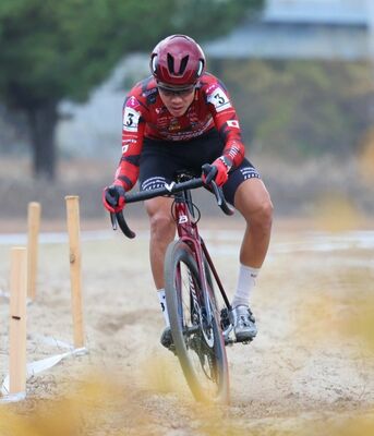 砂浜を走るブリッツェンの沢田=大阪府営二色の浜公園特設コース