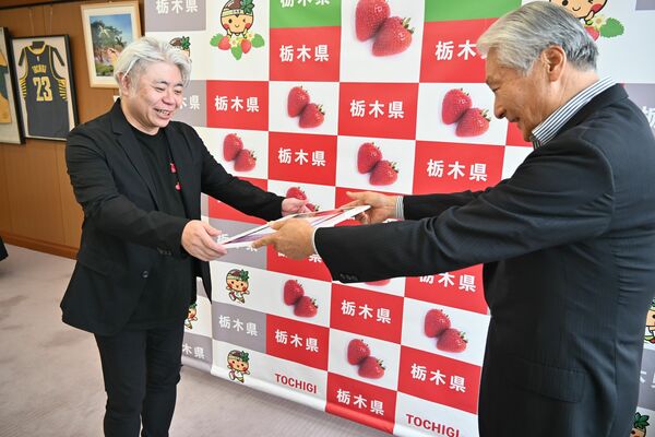 福田知事(右)からとちぎ未来大使に任命された八津さん=23日午後、県庁