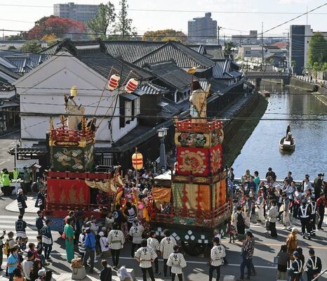 ４年前、巴波川近くを練り歩く人形山車＝2018年11月