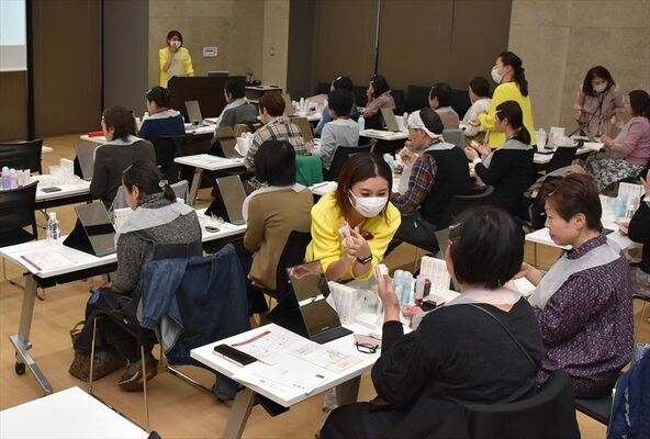 資生堂の担当者から化粧の仕方を学ぶ参加者ら＝12日午後、宇都宮市内