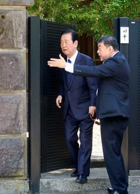田中角栄元首相の墓参りをした中道改革連合の小沢一郎元衆院議員=19日午後、新潟県柏崎市