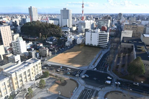 現在は芝生広場として活用されている栃木会館跡地（中央）＝７日午後、宇都宮市本町