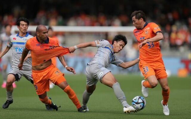 前節の清水戦。前半、清水のＦＷ乾（右）らと競り合う栃木ＳＣのＤＦ平松（右から２人目）＝ＩＡＩスタジアム日本平
