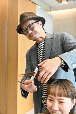 「大震災が人生の転機」と捉える山口さん。自身の店を構え、30年来のお客さんを大切にし続けている＝14日午前、神戸市中央区