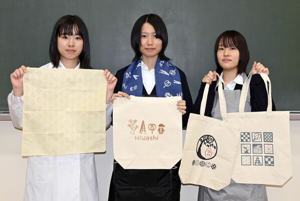 庭園のオリジナルグッズを製作した生徒
