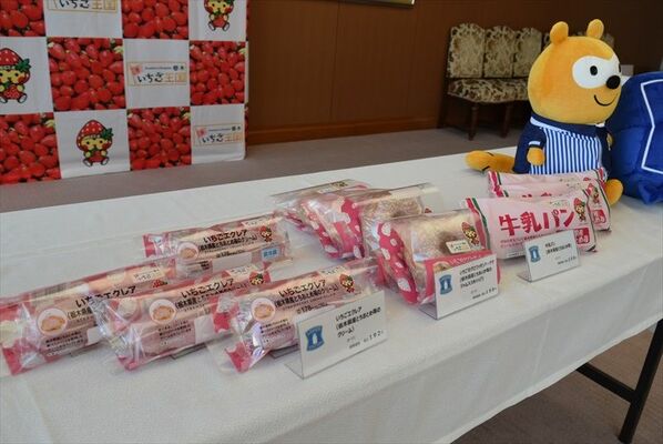 15日に発売するローソンの県産イチゴを使った商品＝９日午前、県庁
