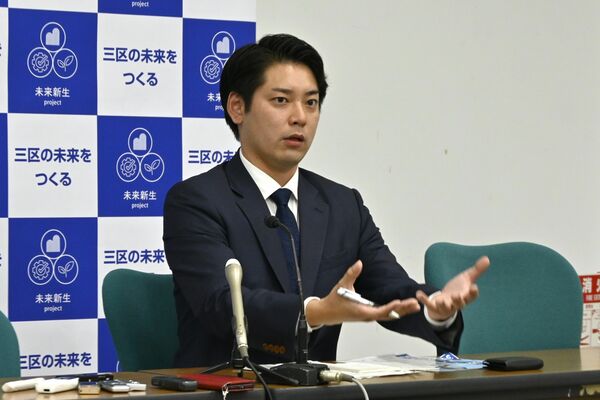 立候補の経緯などを語る渡辺氏＝３日午後、県庁記者クラブ