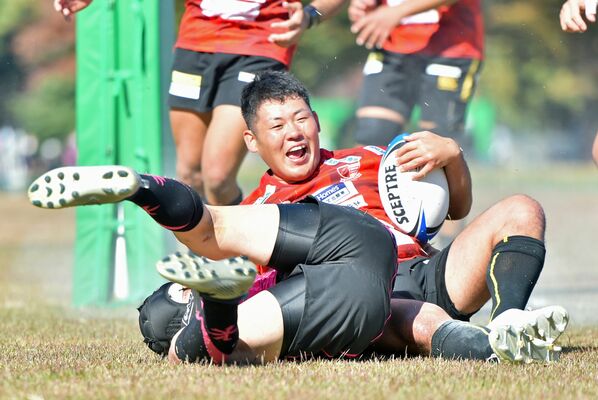 前半29分、自身３トライ目を決める宇都宮ヴォルツのフッカー細谷＝県総合運動公園ラグビー場