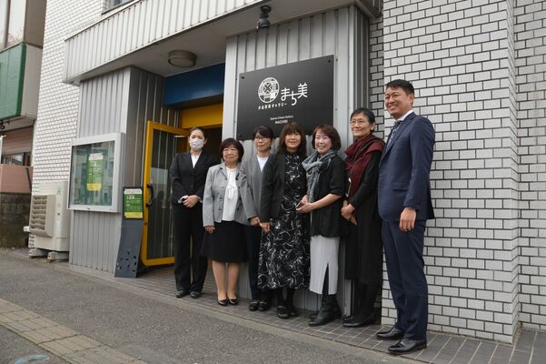 市民ギャラリーまち美の運営関係者ら