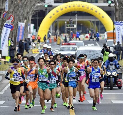 2020年の第61回大会でスタートを切る１区の選手たち