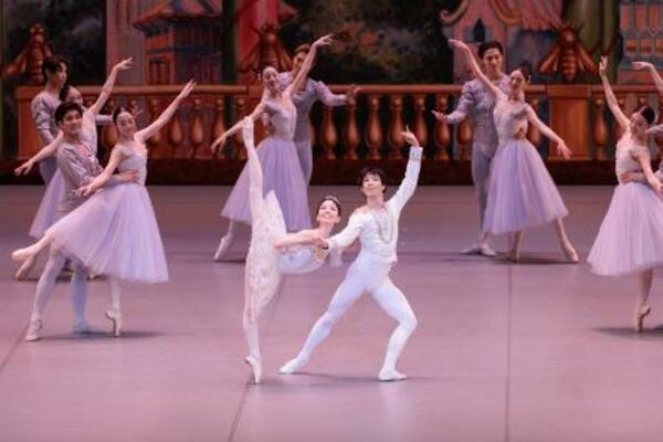 　東京バレエ団の「くるみ割り人形」で王子を踊る二山治雄（中央右）（Ｃ）Ｋｏｕｊｉｒｏ　Ｙｏｓｈｉｋａｗａ