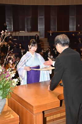 卒業証書を受け取る卒業生たち