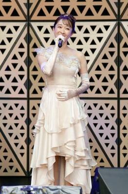 　公開リハーサルで歌う有沙瞳＝東京都豊島区