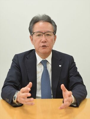 インタビューに応じるキヤノンの武石専務執行役員＝19日午前、宇都宮市