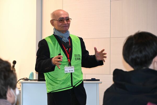語り部として震災や避難生活の体験を伝える佐々木さん＝６日午後、福島県双葉町